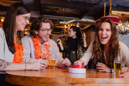 Groep geniet van de DinerQuiz in een restaurant in Nijmegen.