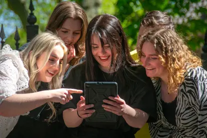 Groep speelt Escape City DIY in Nijmegen.